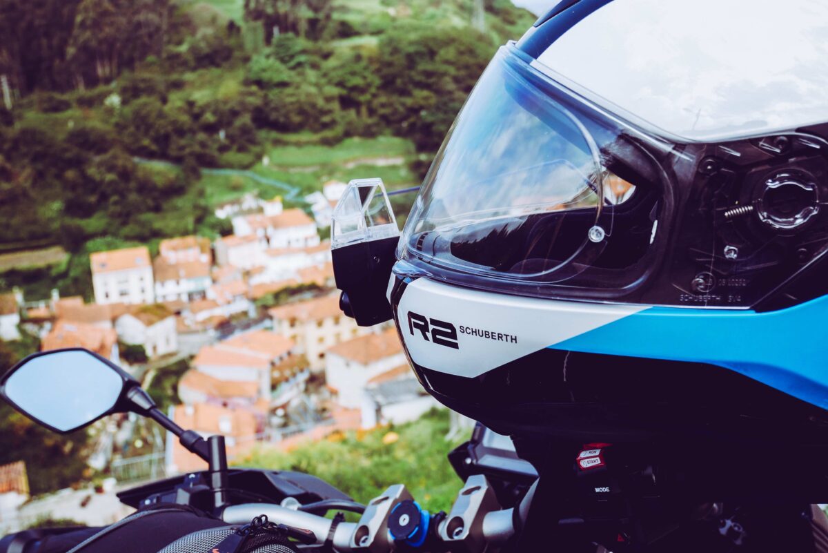 casque de moto blanc bleu et noir