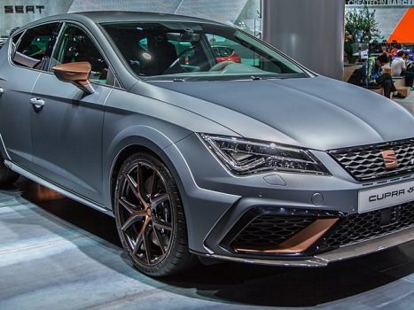 Photographie d’une Seat Leon Cupra R illustrant l’article d’Adesa sur les meilleures voitures familiales à hayon