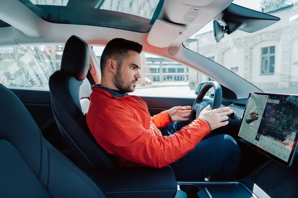 Un homme dans une voiture électrique